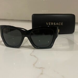 VE4452 GB1/87 BLACK WOMEN SQUARE SUNGLASSES VERSACE MOD 4452 USED WORN ONCE